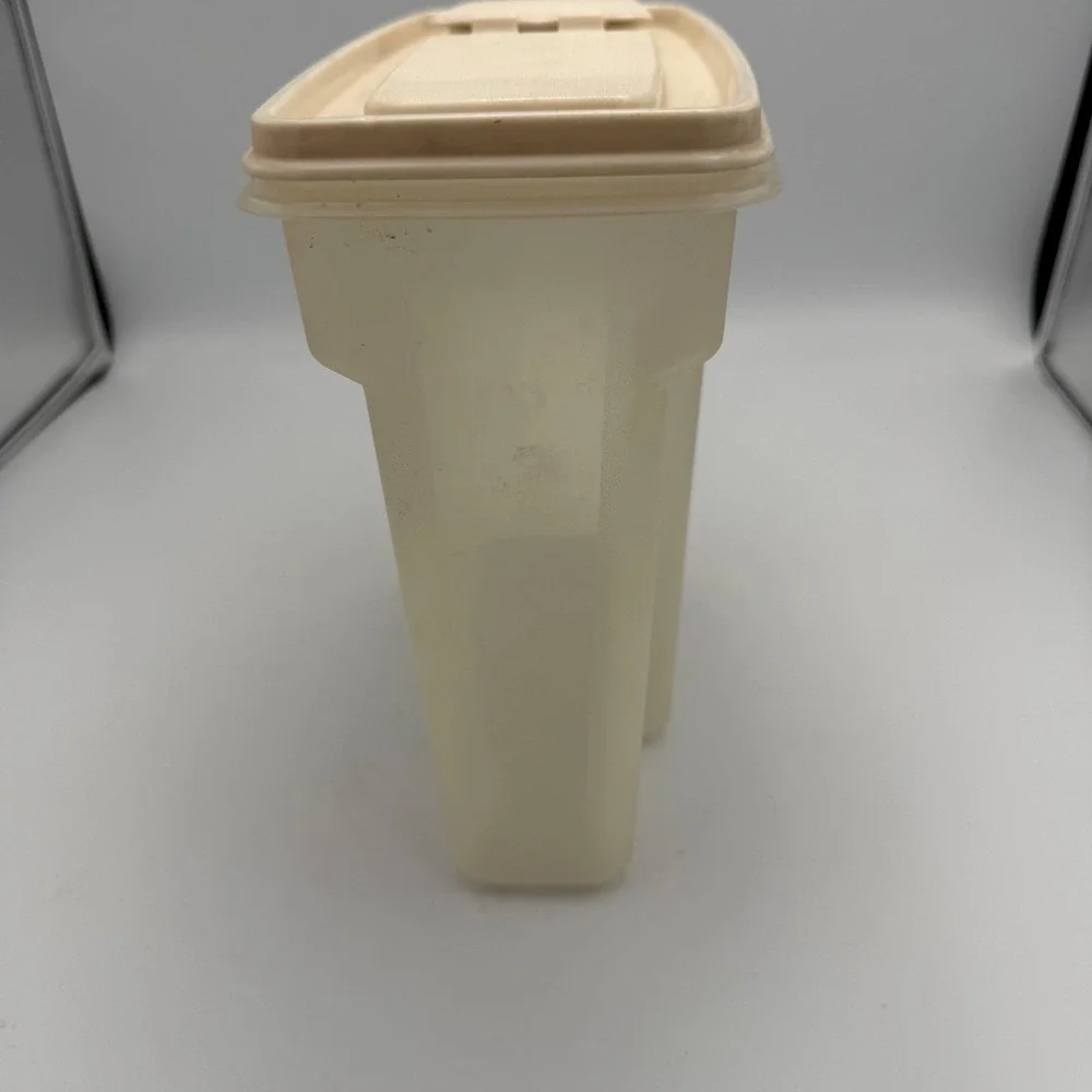 Rubbermaid Servin Saver 13 Cup Cereal Keeper Storage Container Flip Top Almond